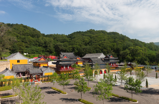 坐落於本溪市東三十七里處,南距本溪水洞5公里,歷史悠久的溫泉寺是天