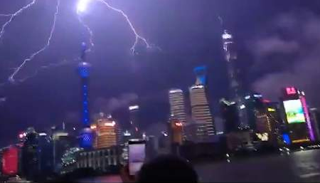 8月10日晚,上海暴雨,闪电如利剑划破天空,东方明珠被闪电击中的图和